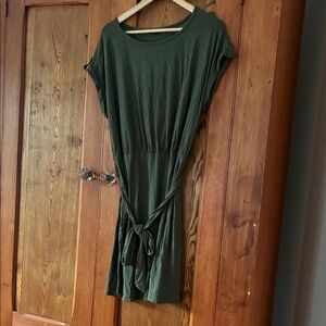 10/25$ 🧁 Green Casual Tie-Back Dress